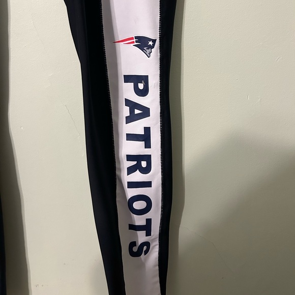 WEAR by Erin Andrews NFL Mew England Patriots Leggings - Picture 6 of 7